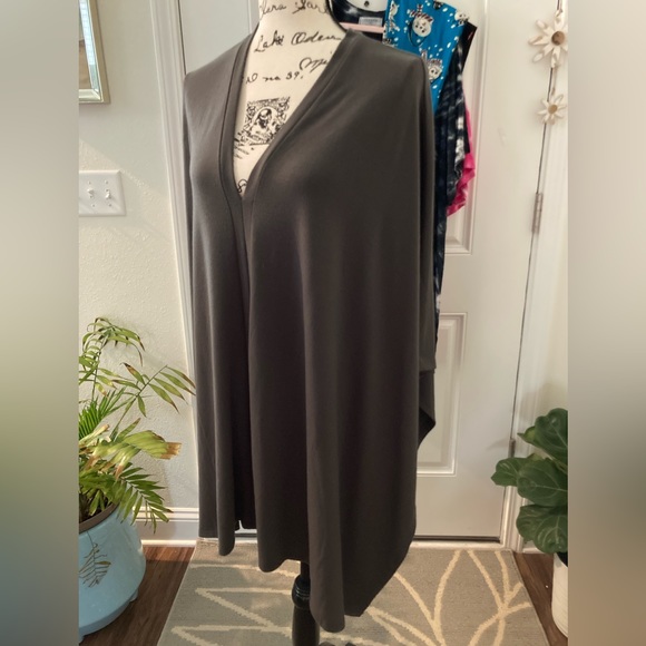 Zenana V-Neck Poncho Top Women’s Plus Size 1X Charcoal Grey - Picture 9 of 13